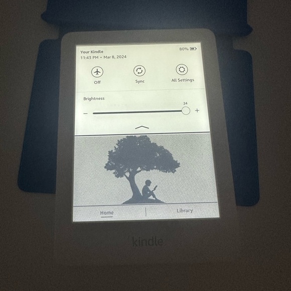 Amazon Kindle (10th Generation) 8Gb, Wi-Fi, 6 inch - White - Picture 12 of 13